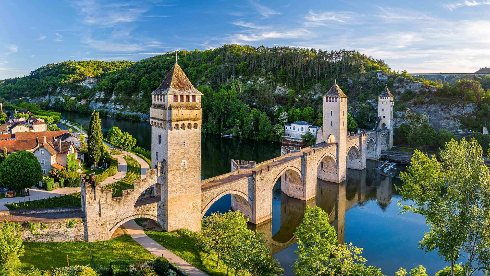 Pont Valentré bridge, Cahors, France (? Reinhard Schmid/Huber/eStock Photo)